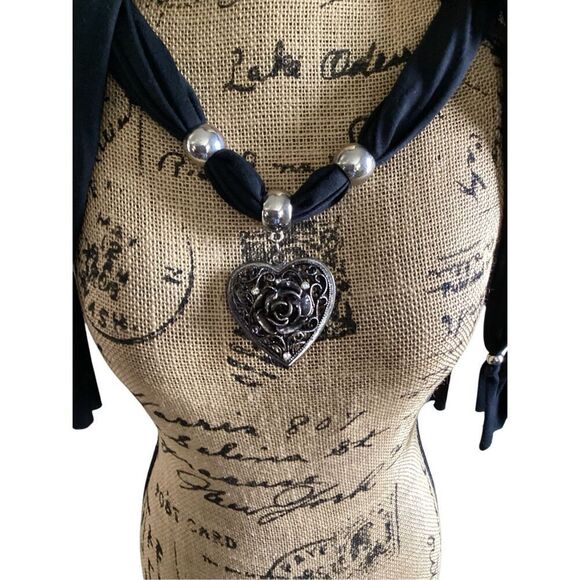 Heart Scarf - Picture 2 of 8